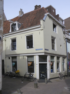907564 Gezicht op het winkelhoekpand Slachtstraat 2 te Utrecht, met rechts de Kintgenshaven.N.B. Bouwjaar: ca. ...